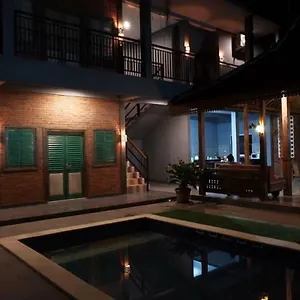 Kayu Tua Uluwatu